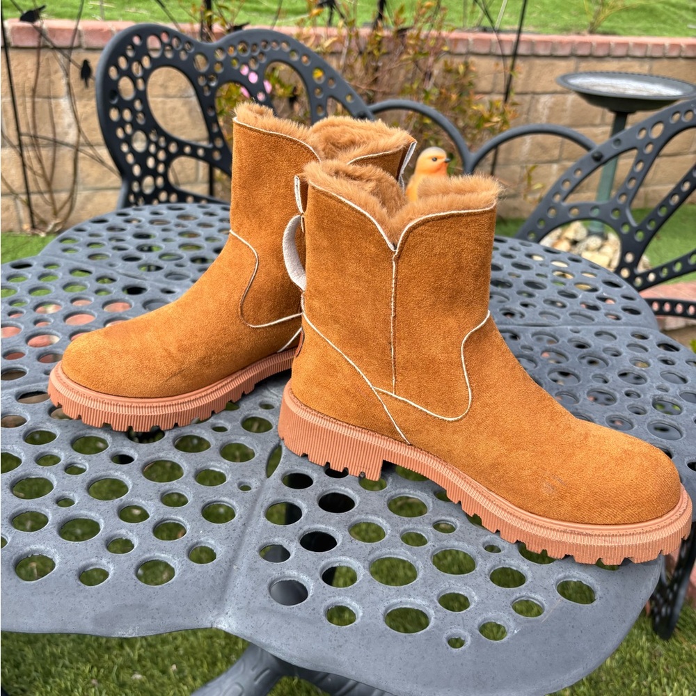 Women’s Tan Winter Boots w/Rubber Soles size runs a small 8.5